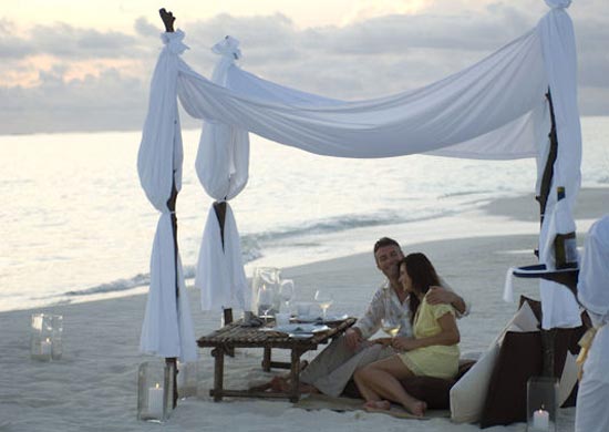 private_beach_dinner_Maldives